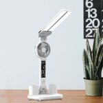 ⁦Lampe de bureau LED à double tête avec ventilateur et Horloge – مصباح مكتب مع منبه ومروحة مدمجة⁩ - الصورة ⁦4⁩