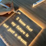 ⁦Tableau à Dessin LED coloré avec 4 stylos 30x20cm – لوحة مضيئة للرسم والتلوين⁩ - الصورة ⁦2⁩