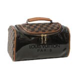 ⁦Pochette de Bain pour Produits Cosmétiques LV Unisexe – حقيبة أغراض الحمام⁩ - الصورة ⁦3⁩
