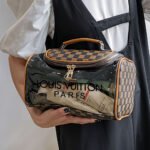 ⁦Pochette de Bain pour Produits Cosmétiques LV Unisexe – حقيبة أغراض الحمام⁩ - الصورة ⁦2⁩
