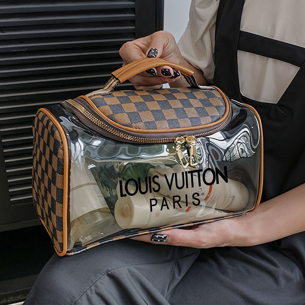 Pochette-LV-9-1.jpg Pochette de Bain pour Produits Cosmétiques LV Unisexe – حقيبة أغراض الحمام - الصورة 1
